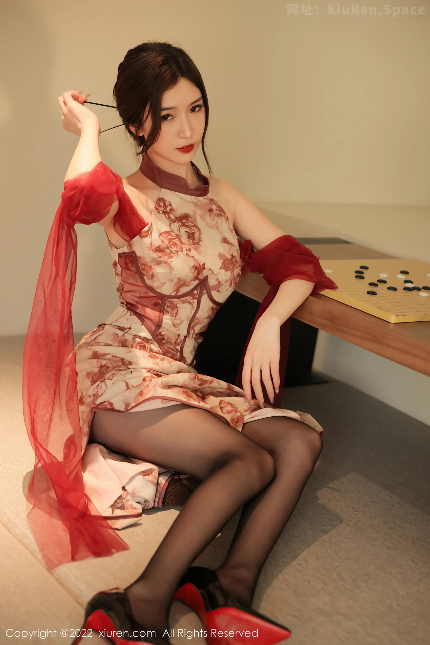 图片[6]-[XiuRen秀人网]VOL.4959 新人模特hebe韩心雨浅色带花纹旗袍配超薄黑丝秀翘臀诱惑写真48P-秀人网官方网站